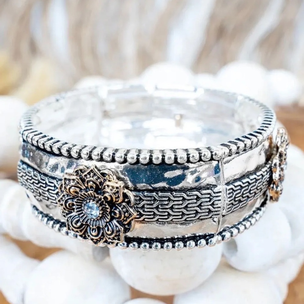 Western Artisan Silver-Tone Hinge Bracelet – Ornate Floral Medallions